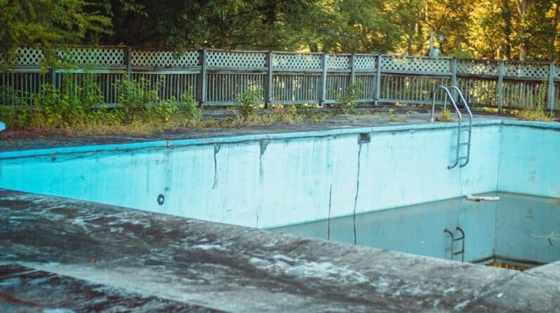 Photo Pool fence