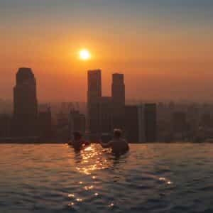 Photo "Skyline Serendipity: Rooftop Pools Redefining Urban Living"