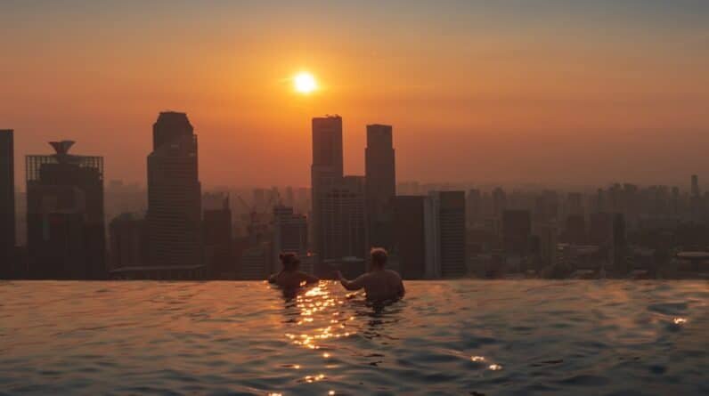 Photo "Skyline Serendipity: Rooftop Pools Redefining Urban Living"