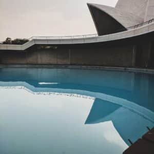 Photo "Ripples of Reflection: Using Mirrors to Amplify Pool Aesthetics"