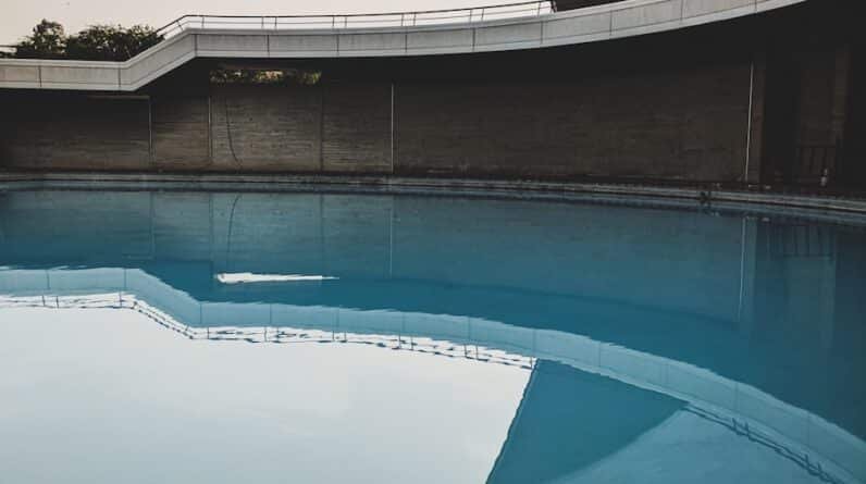 Photo "Ripples of Reflection: Using Mirrors to Amplify Pool Aesthetics"