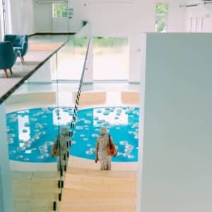 Photo "Floating on Air: the Illusion of Suspended Pools in Modern Homes"