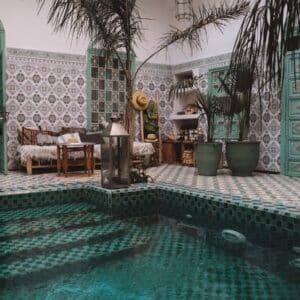Photo "Time-traveling Tiles: Reviving Vintage Glamour in Pool Aesthetics"