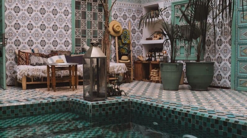 Photo "Time-traveling Tiles: Reviving Vintage Glamour in Pool Aesthetics"