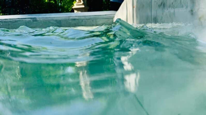 Photo "Beyond the Boundary: Expanding Your Living Space with Invisible Pools"