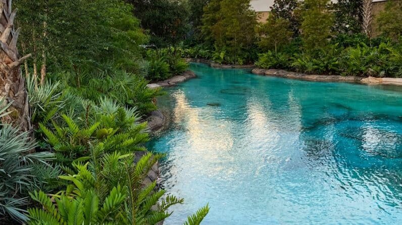 Photo Lagoon Luxe: Transforming Your Pool into a Tropical Oasis