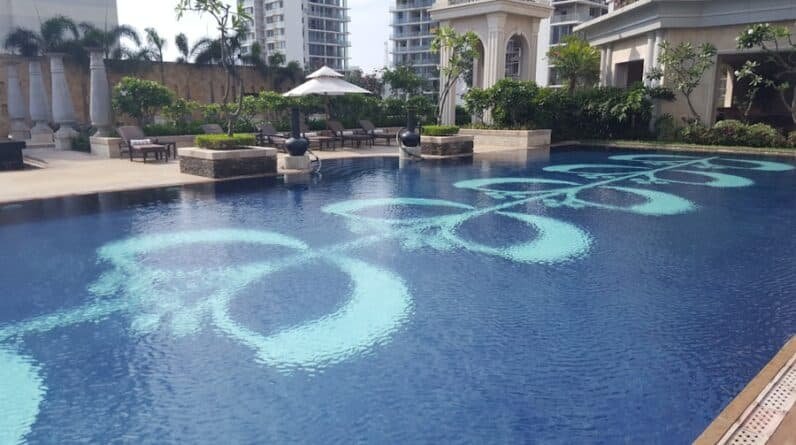 Photo "Can Pool Builders Collaborate with Local Artists for Custom, Handcrafted Pool Features?"