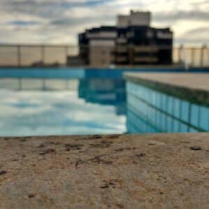 Photo ¿Qué es un cerramiento de piscina retráctil?