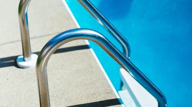 Photo "What Options Do Pool Builders Offer for Pool Entry and Exit Methods, Such As Ladders or Steps?"