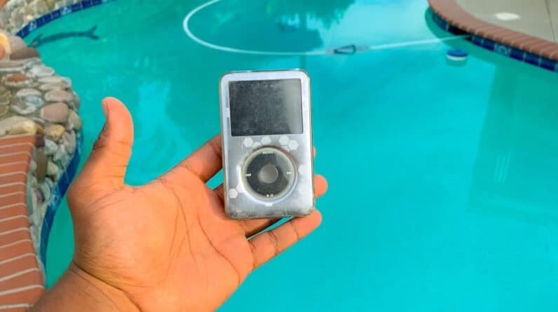 Photo "What is the Best Screen to Use on a Pool Enclosure in Florida?"