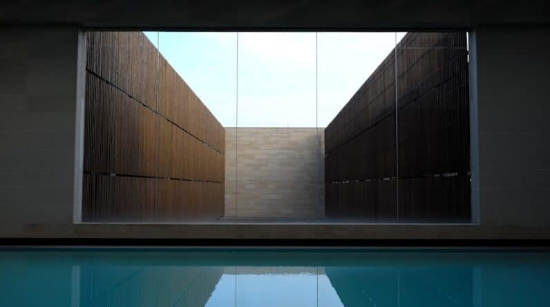 Photo "Sensual Surfaces: Exploring Texture in Contemporary Pool Finishes"