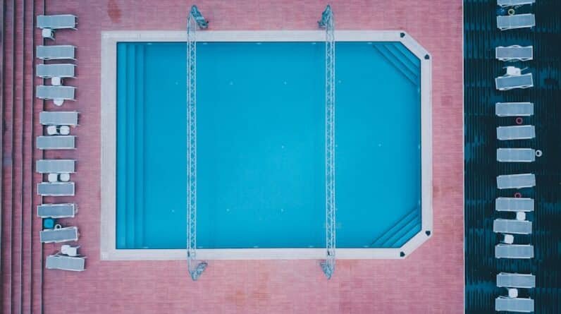 Photo "What Are Pool Screens Made Of?"