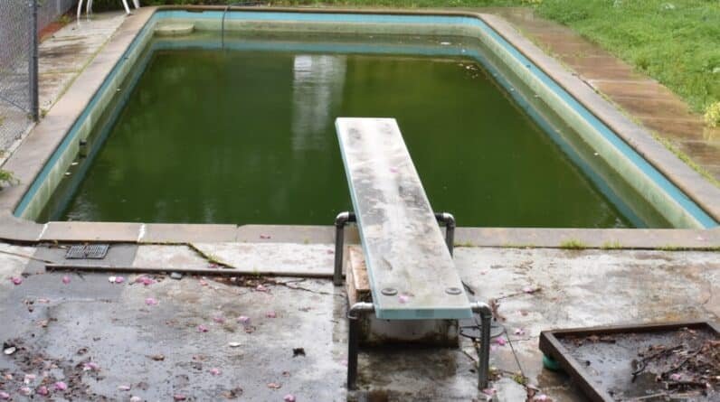 Photo "What Chemicals Should I Put in My Pool for the First Time?"
