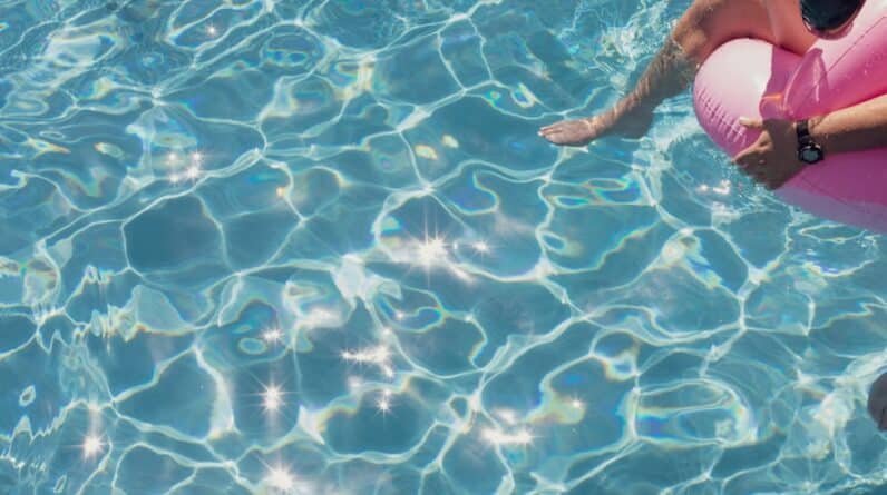 Photo "What Chemicals Should You Not Mix in a Pool?"