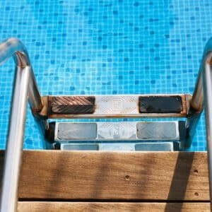 Photo "Should You Brush or Vacuum a Pool First?"