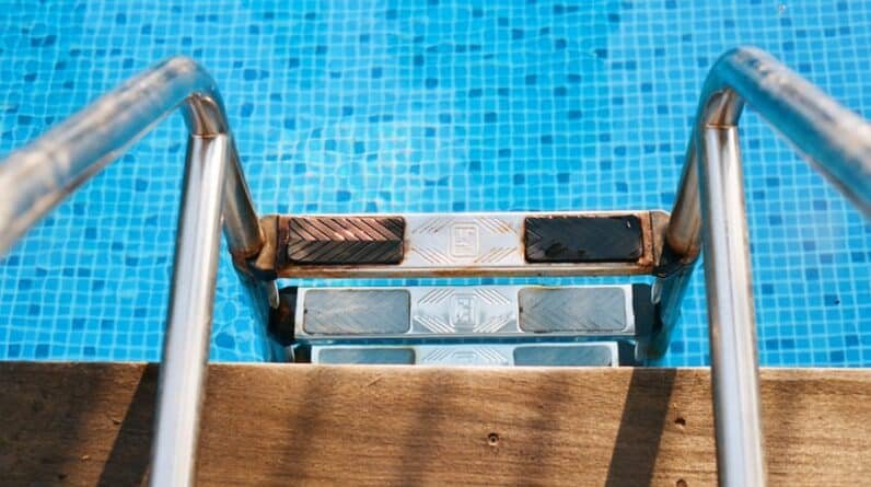 Photo "Should You Brush or Vacuum a Pool First?"