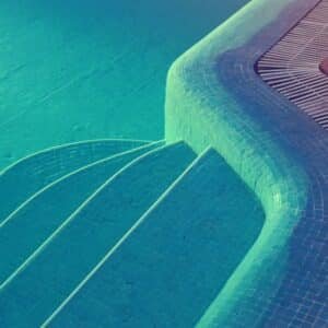 Photo "Waves of Whimsy: Playful and Imaginative Elements in Pool Construction"