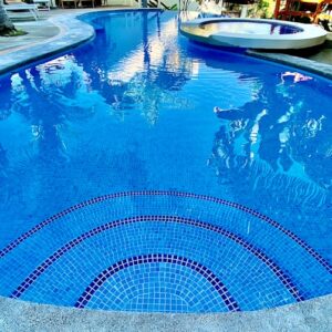 Photo Yes, pool builders can create designs that incorporate unique and artistic pool tile patterns