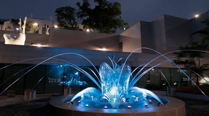 Photo "Poolside Artistry: Creating Water Features That Double As Sculptures"