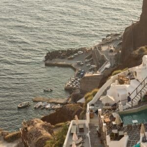 Photo "Pools on the Edge: Embracing Cliffside and Hillside Construction"