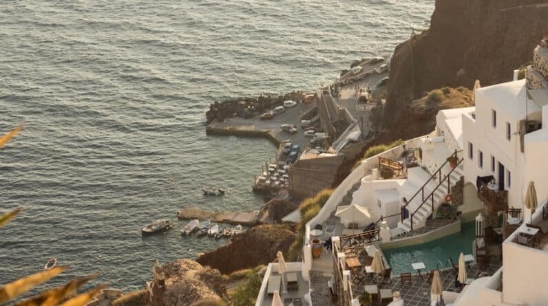 Photo "Pools on the Edge: Embracing Cliffside and Hillside Construction"