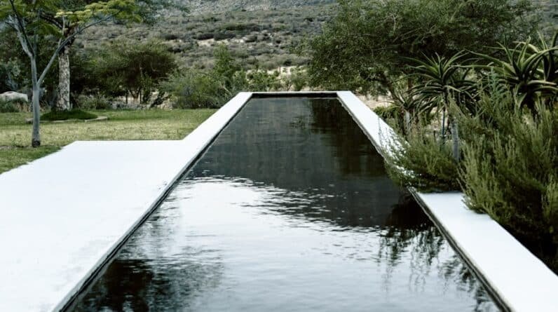 Photo "Elevated Edges: the Allure of Infinity Edges in Contemporary Pools"