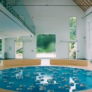 Photo "Swim-up Cinema: Transforming Your Pool into an Outdoor Movie Paradise"