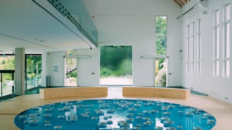 Photo "Swim-up Cinema: Transforming Your Pool into an Outdoor Movie Paradise"