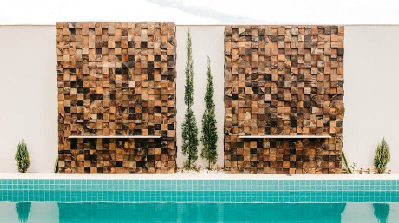 Photo Maintaining Pool Tiles and Grout