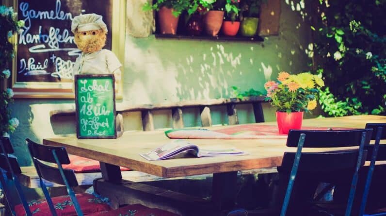 Photo Poolside Dining