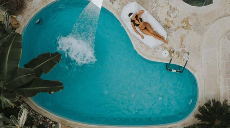 Photo Poolside Elegance
