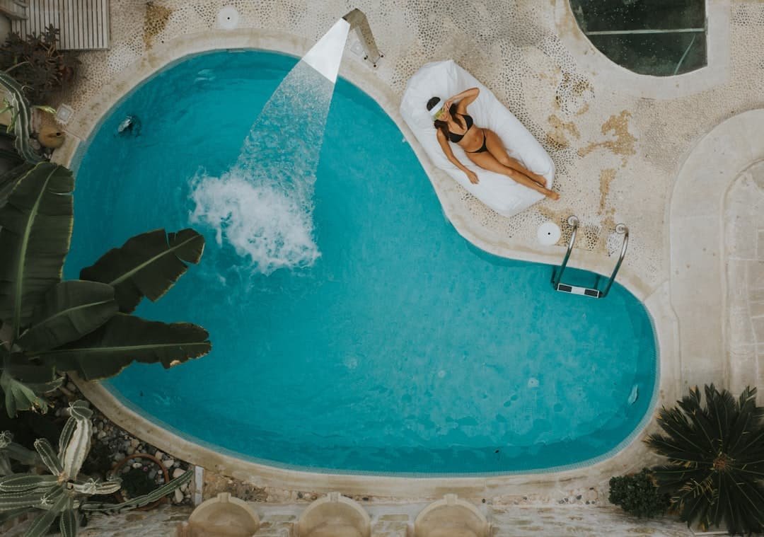 Photo Poolside Elegance