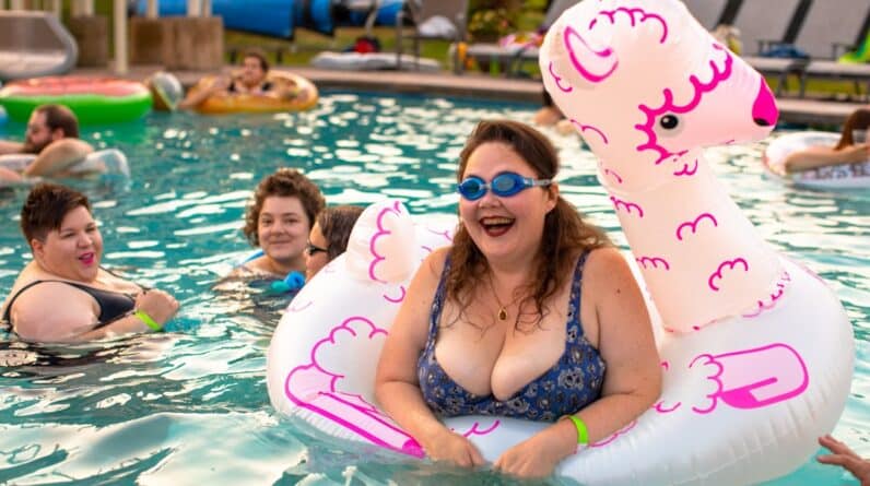 Photo Poolside Entertaining
