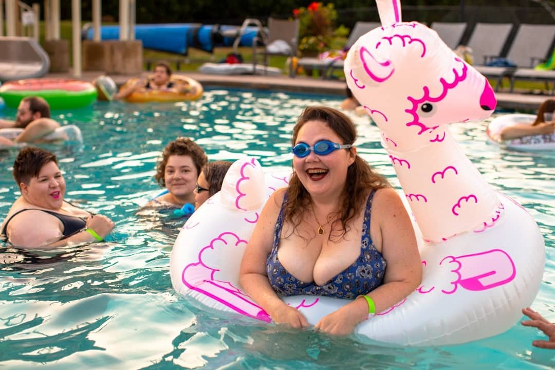 Photo Poolside Entertaining