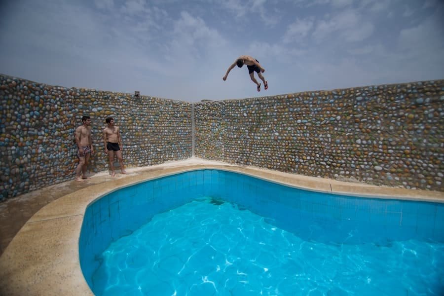Photo Swim-up Bar Pool Builder